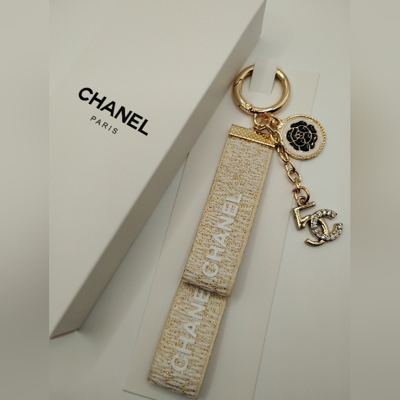 CHANEL Gold and Cream Keychain Holder Brand New In Original Packaging - Picture 3 of 5